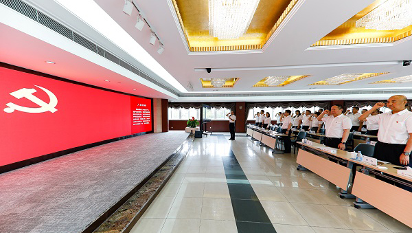 上海long8召开庆祝建党104周年暨2024-2025年度“两优一先”表扬大会